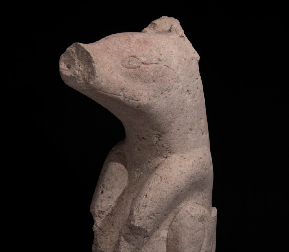 Kamenná soška z Aguada Fénix z počátku období stavby
